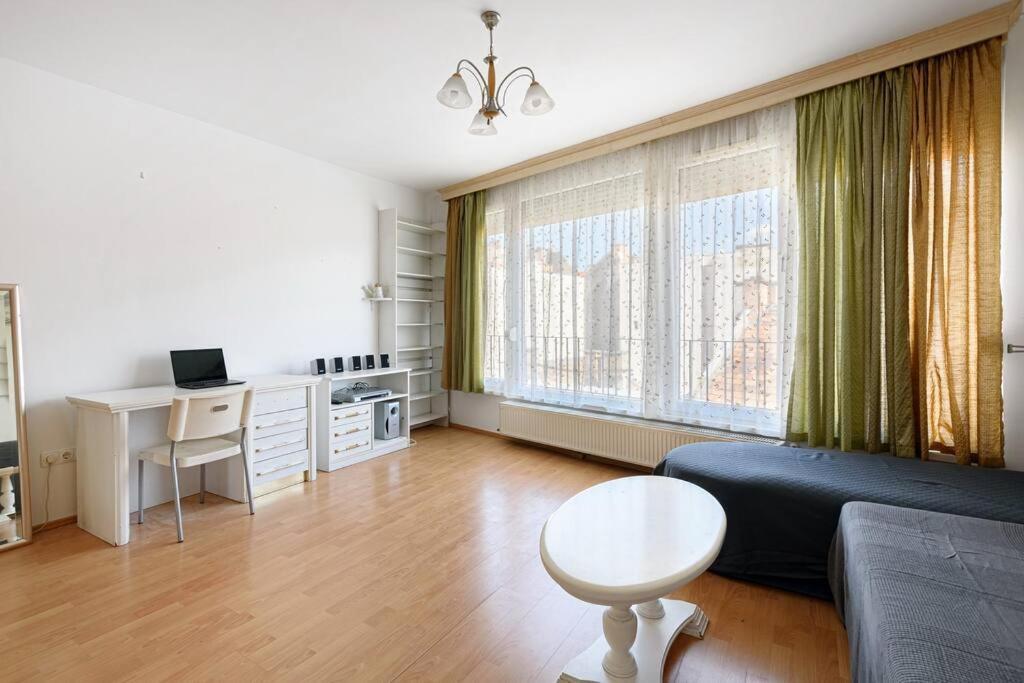 Lovely Apartment In City Centre For 4 Guests ブダペスト エクステリア 写真