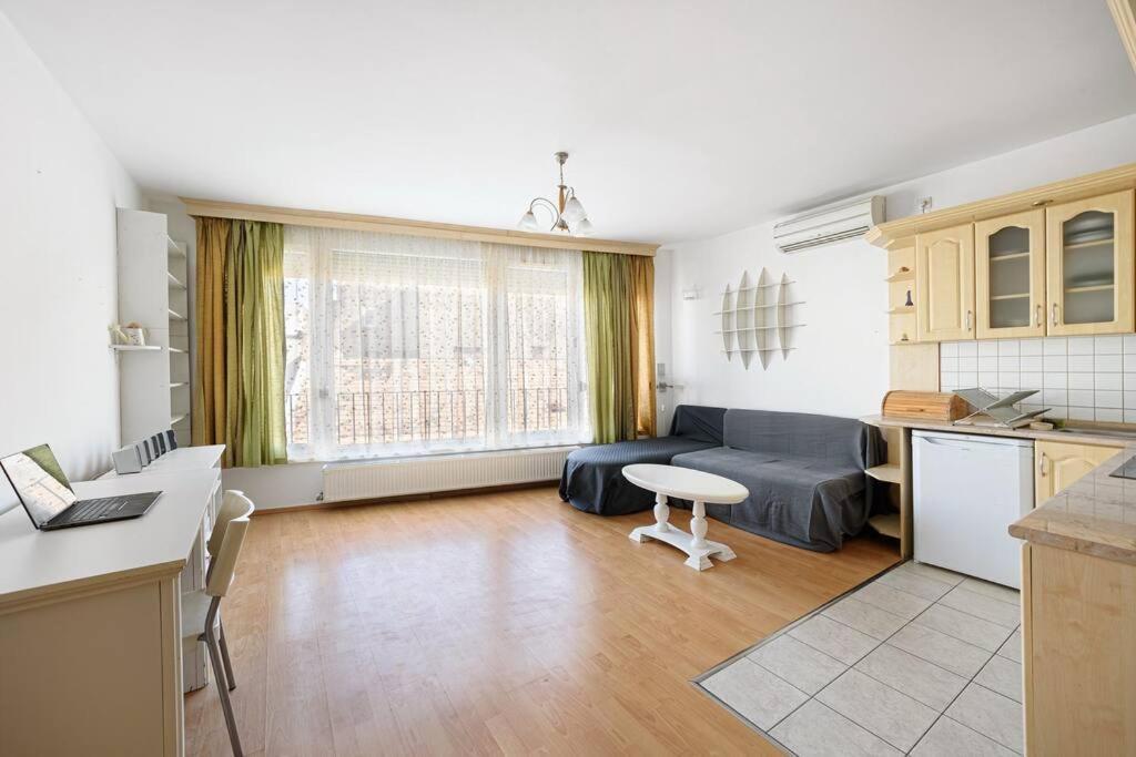 Lovely Apartment In City Centre For 4 Guests ブダペスト エクステリア 写真