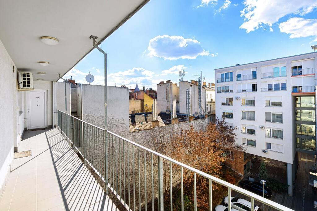 Lovely Apartment In City Centre For 4 Guests ブダペスト エクステリア 写真